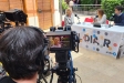 Guillem Plans de Ràdio Castellar i Núria Rodríguez de Ràdio Ciutat de Badalona en un moment de l'entrevista a la vicepresidenta del Banc d'Aliments Roser Brutau