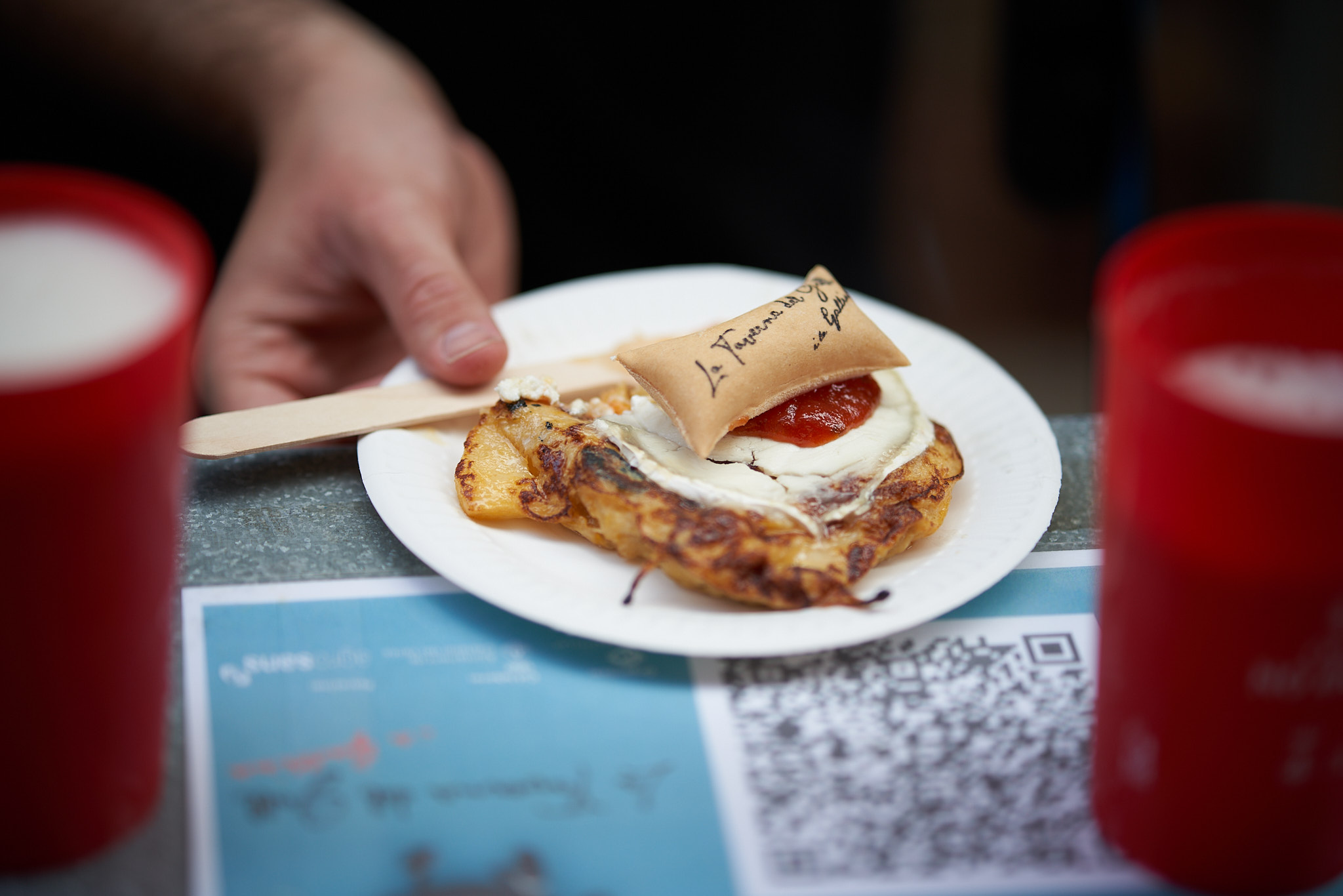 La truita guanyadora de la Taverna del Gall i la Gallina, la de poma amb formatge de cabra i confitura de tomàquet