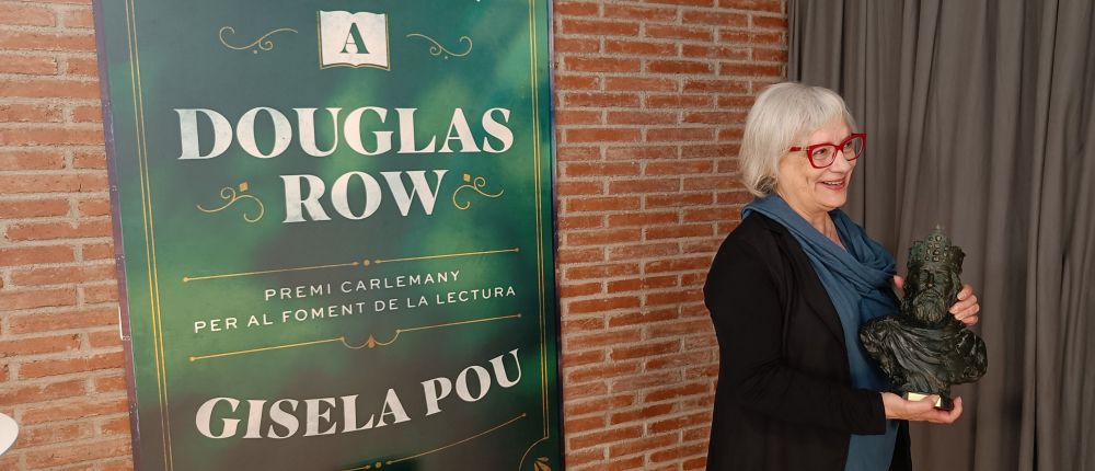 Gisela Pou amb el cartell del llibre premiat al Premi Carlemany, a Andorra. || L'ALTAVEU - Meritxell Prat Prat