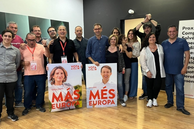 Els socialistes celebren a la victòria a la seva seu del carrer Barcelona