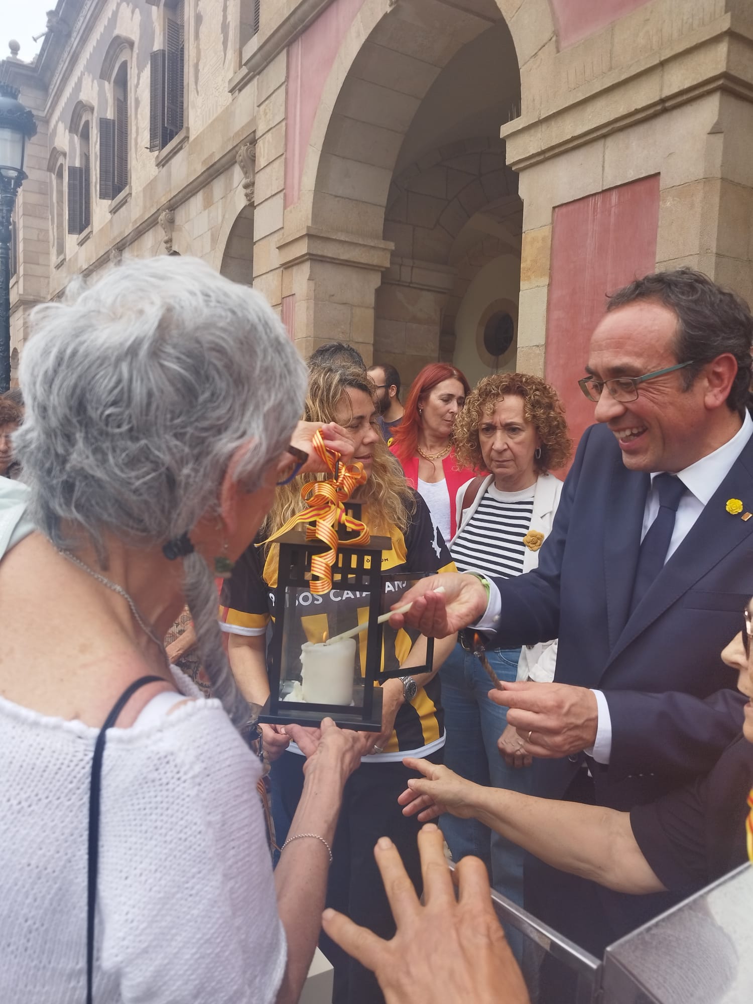 Josep Rull entrega la flama de Carme Vinaixa, de la CAL. ||CEDIDA