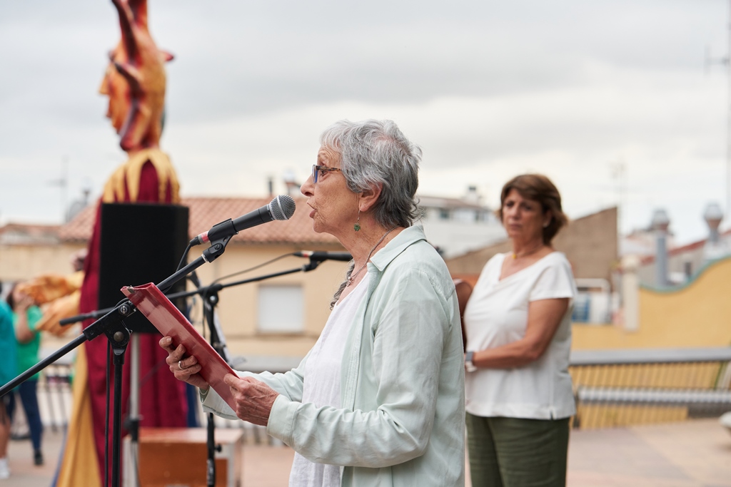 Carme Vinaixa va llegir el manifest. Al fons, la violinista Canòlich Prats. ||Q. P.
