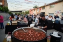 Preparant el sopar popular a la Festa de Sant Joan de Can Carner, en una passada edició. ||Q. P.