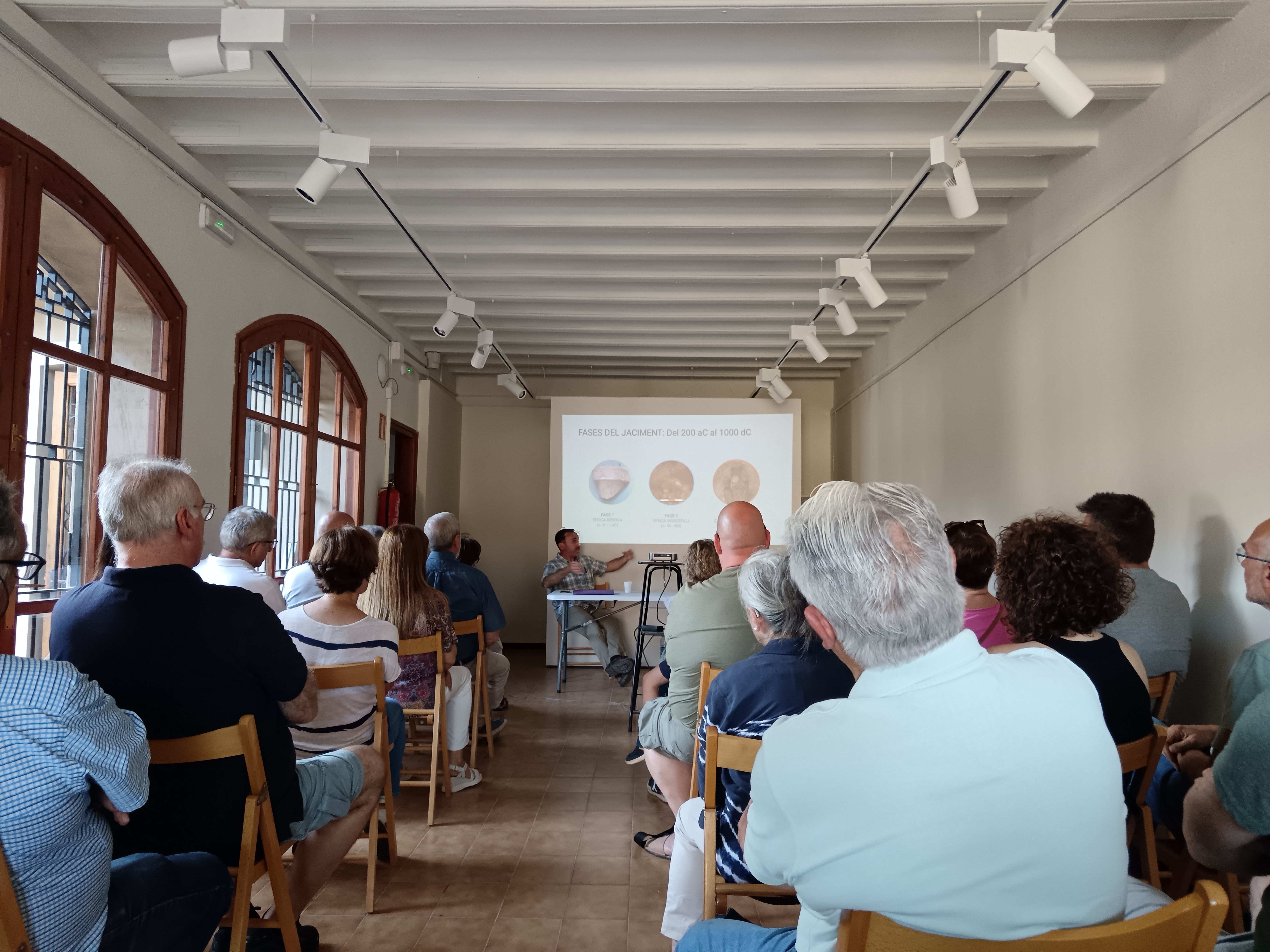 Una cinquantena de persones van apropar-se al Centre d'Estudis Castellar per gaudir de la xerrada amb Jordi Roig. || M. A.