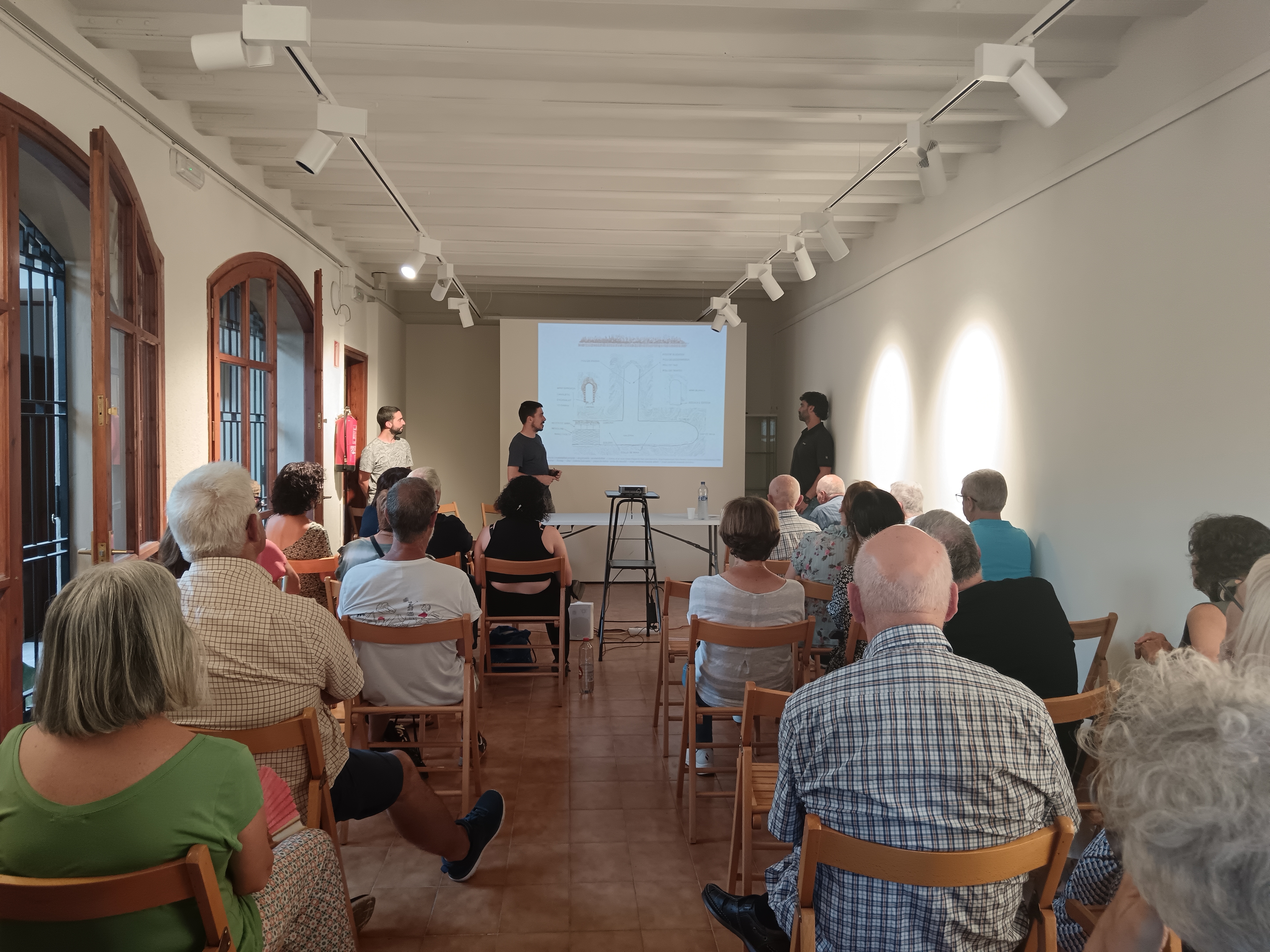 Més d'una trentena de persones van assistir a la projecció 'Els altres camins de l'aigua' i posterior col·loqui al CECV-AH. ||M. A.