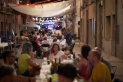El sopar tradicional de veïns i veïnes aplega centenars de familiars i amics al carrer Sant Jaume