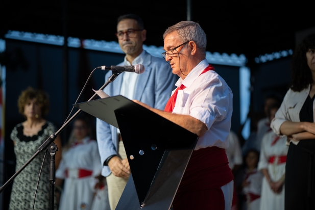 Intervenció del president de Ball de Bastons Antoni Castillo després de rebre la Medalla de la Vila ||Q. Pascual