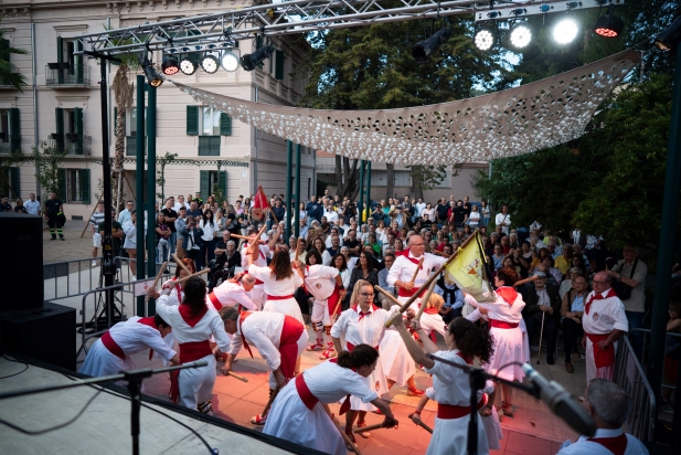 Exhibició bastonera a l'inici de l'acte del lliurament de la Medalla de la Vila ||Q. Pascuall