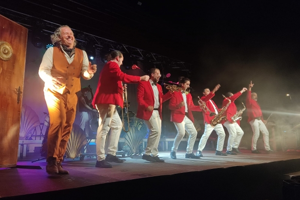 Un moment de l'espectacle amb Marcel Tomàs com a mestre de cerimònies / C. D.
