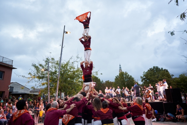 Pilar dels Capgirats durant el Seguici amb els músics d'Acció Musical Castellar al fons || Q. Pascual