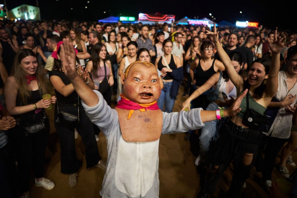 La nit a Vilabarrakes va començar amb el grup guanyador de la Batalla de Bandes de Calissó Cultural que... ions i cançons pròpies i tot seguit el grup Bro Hymns de versions de música punk rock va omplir l'escenari. Els adeptes (1)_950x634