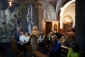 Diversos visitants van admirar les pintures de l'església de Sant Feliu del Racó, a les JEP (2024). || Q. P.