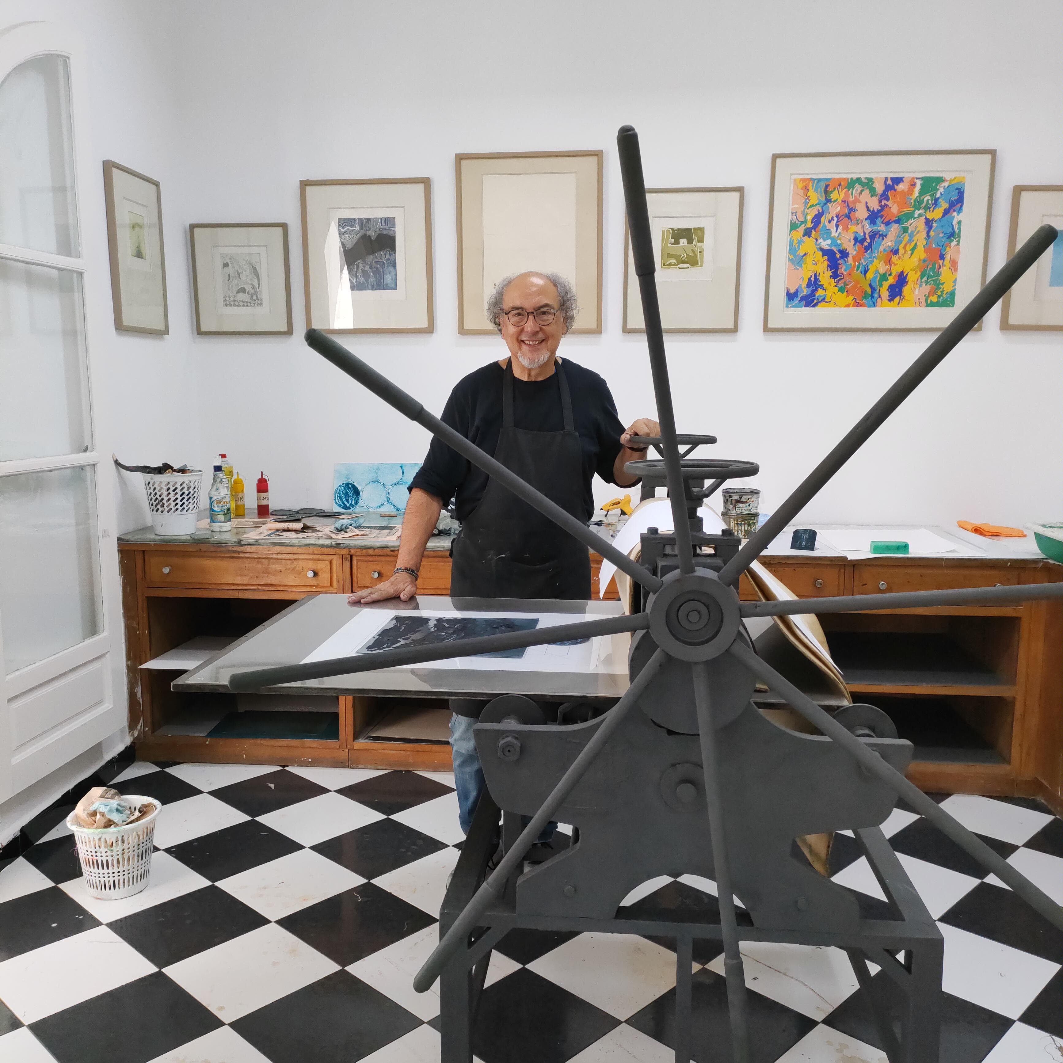 Josep Pérez González mostra una de les eines per als gravats, a Asilah. || CEDIDA