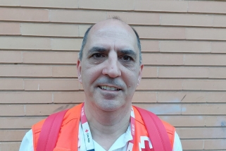 El psicòleg Artur Roman a València amb un dispositiu de la Creu Roja / Cedida