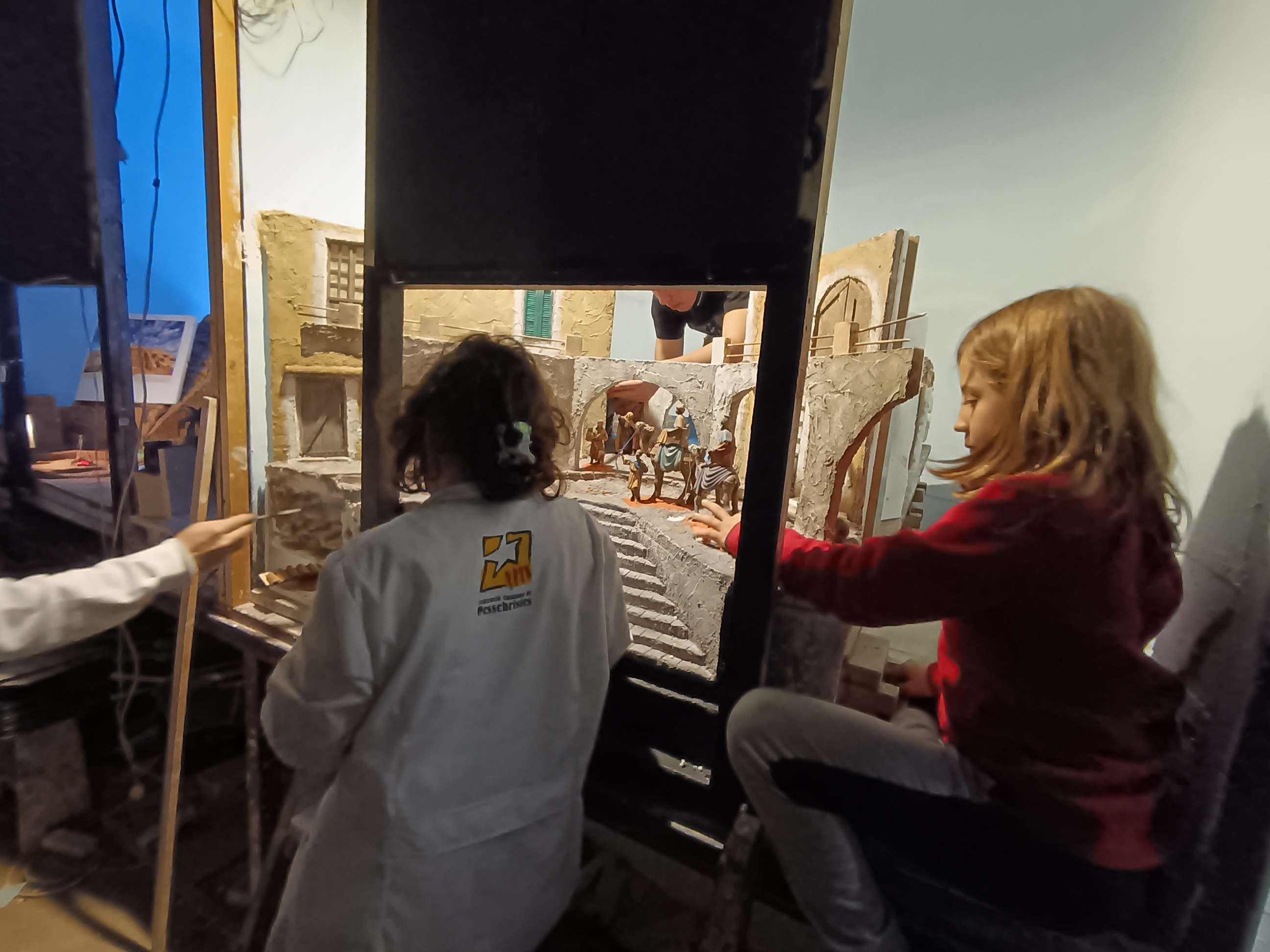 Infants del Taller de pessebres, ultimant el seu diorama. ||M. Antúnez