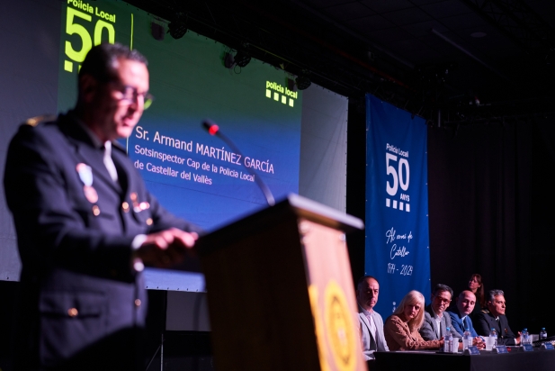 El cap de la Policia Local Armand Martínez s’adreça al públic en presència de les autoritats que van presidir l’acte institucional dels 50 anys del cos / Q. Pascual
