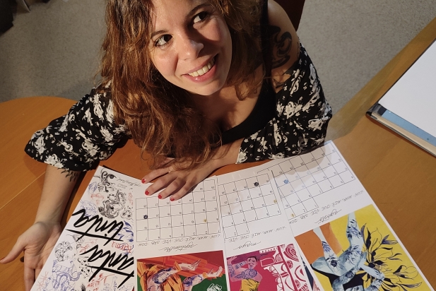 L'artista i tatuadora Maria Pichel, amb la nova edició del calendari il·lustrat 2025- CEDIDA