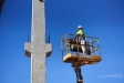 Un treballador en una grua durant la construcció d’una nova nau al polígon de La Bruguera