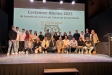 Foto de família dels alumnes guardonats, amb tutors i representants polítics