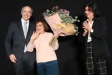 Carme Hosta, amb un ram de flors, al costat de Laureano Molins, president de l’Associació Contra el Càncer a Barcelona i d’Àngela Sánchez, gerent