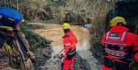 Els Bombers rescaten un vehicle a la zona del Rieral diumenge al matí.  || Bombers