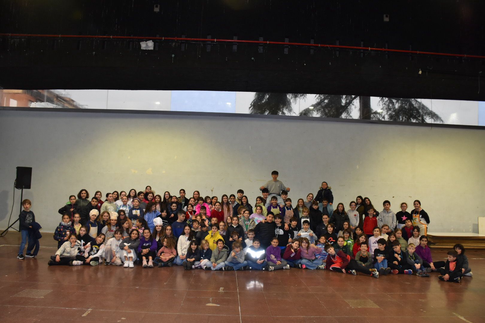 Foto de grup de la Trobada de Petits Cuiners i Mostra de Cuina Jove de Colònies i Esplai Xiribec. || CEDIDA