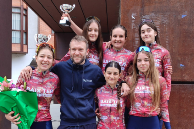 Alcaraz (a dalt a la dreta), amb el seu equip a Beasaín.