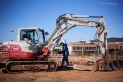 Un operari treballa en la construcció d'una nova nau industrial al polígon del Pla de la Bruguera en una imatge del març || Q. Pascual