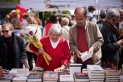 Veïnes i veïns de Castellar miren llibres en una de les parades de Sant Jordi d'aquest 2025 en què el bon temps ha estimulat les vendes || Q. Pascual