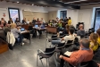 Intervenció de Lourdes Pérez, al fons de groc, en el ple del passat dimarts. || J.G.