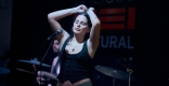 Gemma Maus, cantant de Fera Metzina, en l'actuació al Calissó de la Batalla de Bandes, que competeixen a la final. || Q. Pascual