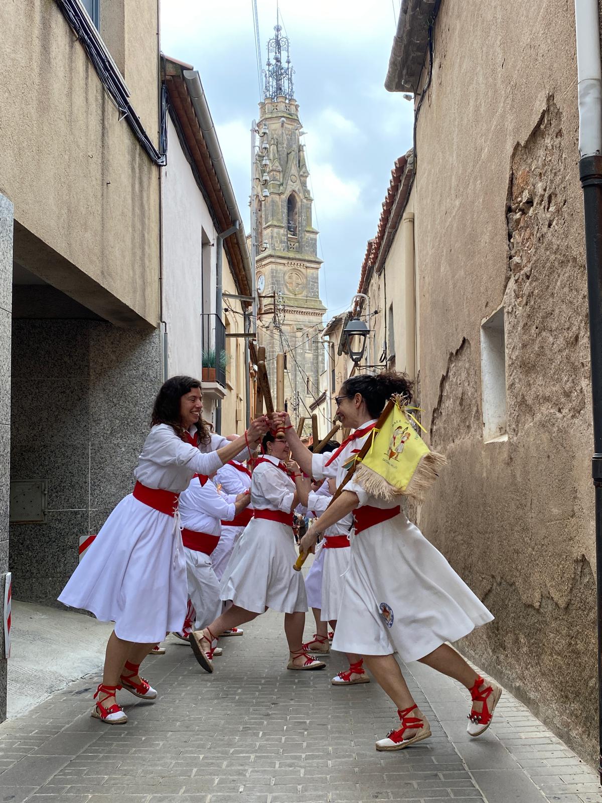 Ballada del Ball de Bastons al carrer de Sant Iscle. || CEDIDA
