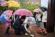 El Monument de la Memòria i els stolpersteine de la plaça d’El Mirador, van acollir la ofrena floral sota la pluja amb motiu del 80è aniversari de l’allierament del camp de concentració de Mauthausen.  || Q.PASCUAL