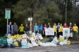 Foto de família dels voluntaris que han participat en la recollida de residus aquest matí de dissabte  - Q.PASCUAL