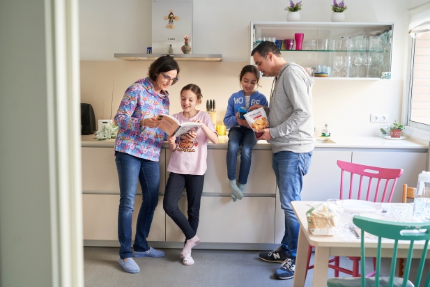 Eva Navalpotro amb les seves filles i la seva parella, preparant-se a casa per berenar. || Q. Pascual
