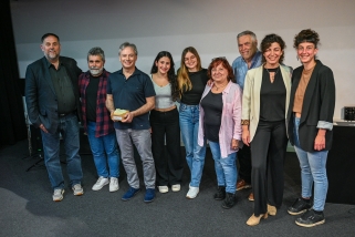 Les guanyadores de la beca, Lola Coma i Laia Ortuño, i Lluís Font, guanyador del Premi Valors Republicans, acompanyats d’Oriol Junqueras i l’excutiva d’ERC Castellar. || CEDIDA