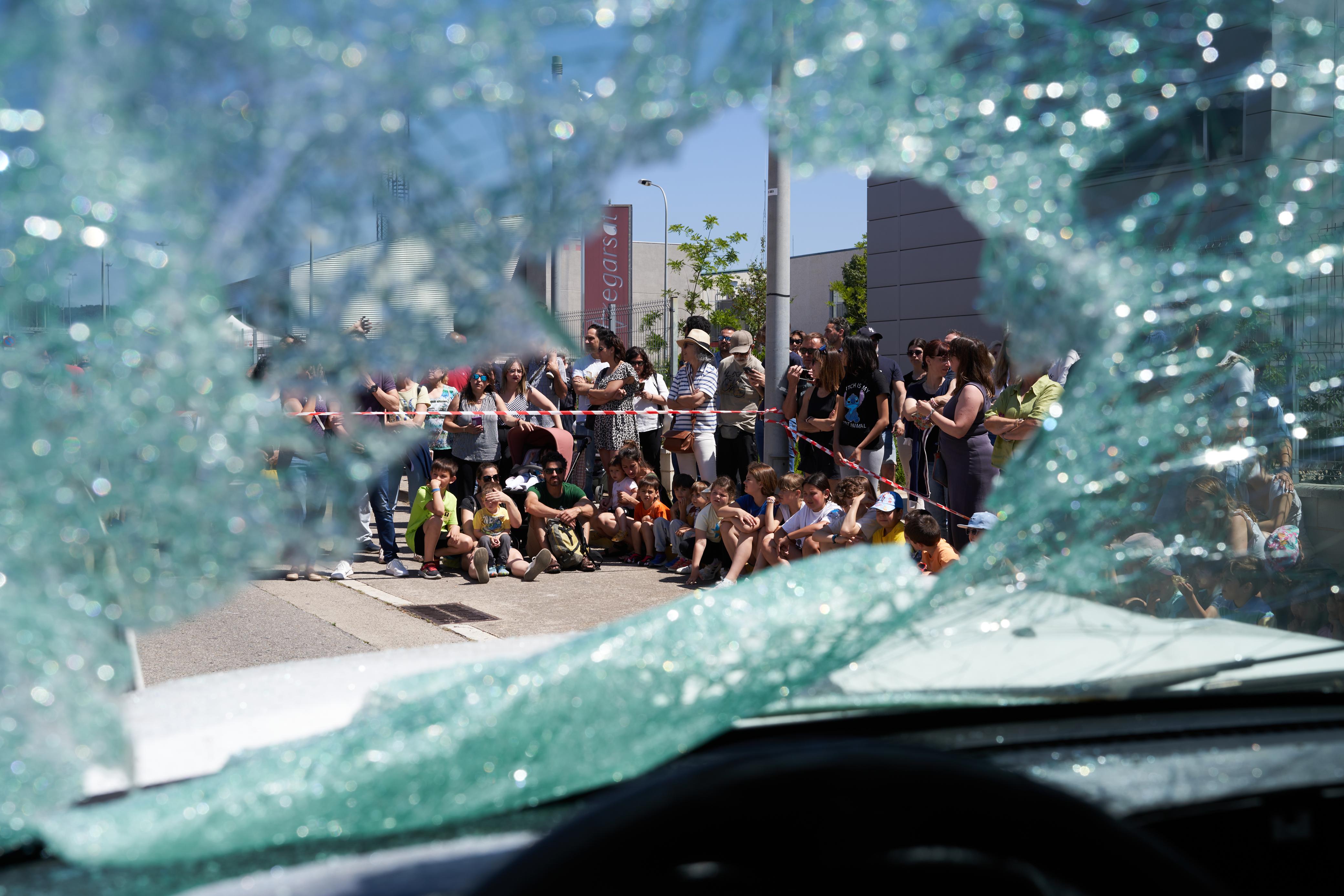 Pràctica d'excarceració en un vehicle, a la celebració dels 40 anys dels Bombers Voluntaris de Castellar. || Q. P.