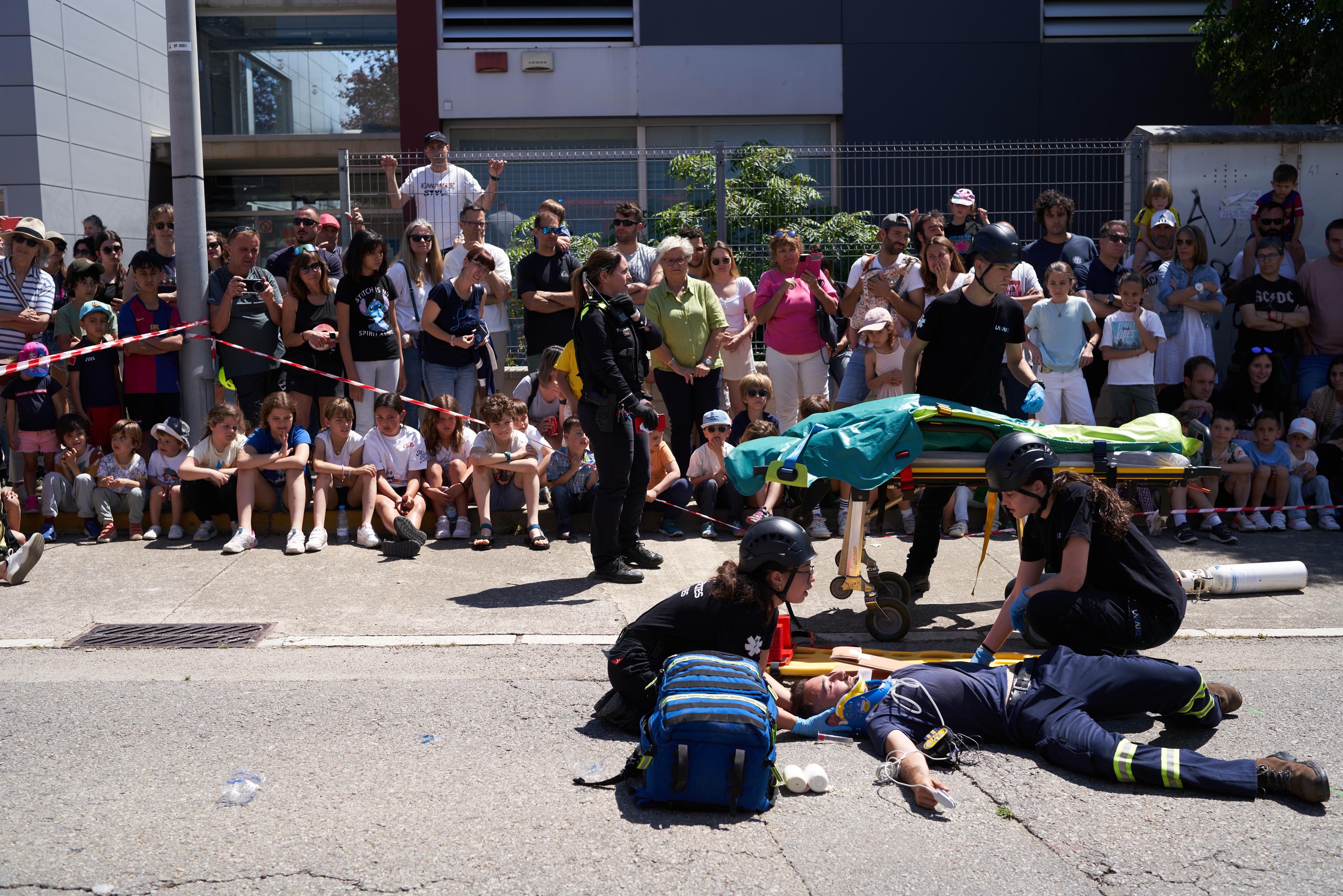 Simulacre de salvament d'un accidentat, al parc de Bombers Voluntaris de Castellar. ||Q. P.