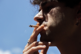 Un jove fumant una cigarreta || Arxiu