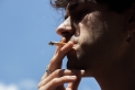 Un jove fumant una cigarreta || Arxiu