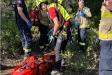 Imatge del moment en què l’home ferit  és preparat per evacuar-lo en helicòpter