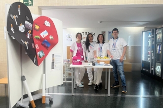 L'equip del CAP Castellar aquest divendres en el punt informatiu de la campanya 'Una poma per una cigarreta'