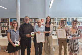 D'esquerra a dreta, la regidora de Promoció de la Vila i Memòria Històrica, Elisabet España; mossèn Xavier Blanco, Joan Roura, l'alcaldessa, Yolanda Rivera, Jesús Gómez i la presidenta del Centre d'Estudis Castellar - Arxiu d'Història, Marina Antúnez. || A.P.