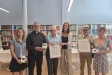 D'esquerra a dreta, la regidora de Promoció de la Vila i Memòria Històrica, Elisabet España; mossèn Xavier Blanco, Joan Roura, l'alcaldessa, Yolanda Rivera, Jesús Gómez i la presidenta del Centre d'Estudis Castellar - Arxiu d'Història, Marina Antúnez. || A.P.