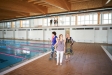 Algunes visitants de la jornada de portes obertes de la piscina coberta