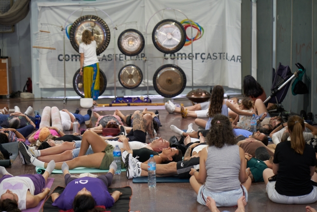 Teràpia de so amb concert de gongs impartit pel Centre Terapèutic Calma