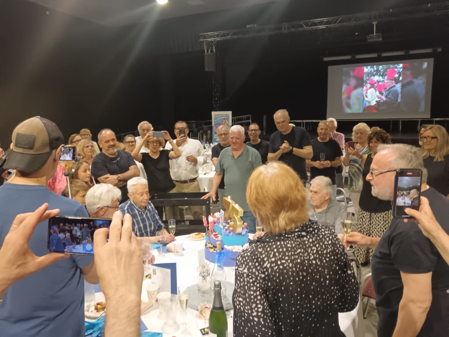 Dinar oficial d'inici de temporada i celebració dels 75 anys de l'entitat, amb el pastís. || M. A.