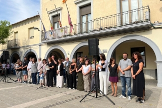 Minut de seilenci davant de l'Ajuntament de Sentmenat amb presència d'uatoritats municipals de Castellar