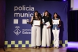 Anabel Caballero, a l’esquerra amb el reconeixement de la Policia.  || V. Castillo (Diari Sabadell)