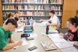 Alumnes castellarencs estudiant per les PAU en la biblioteca Antoni Tort, a principis de setmana.